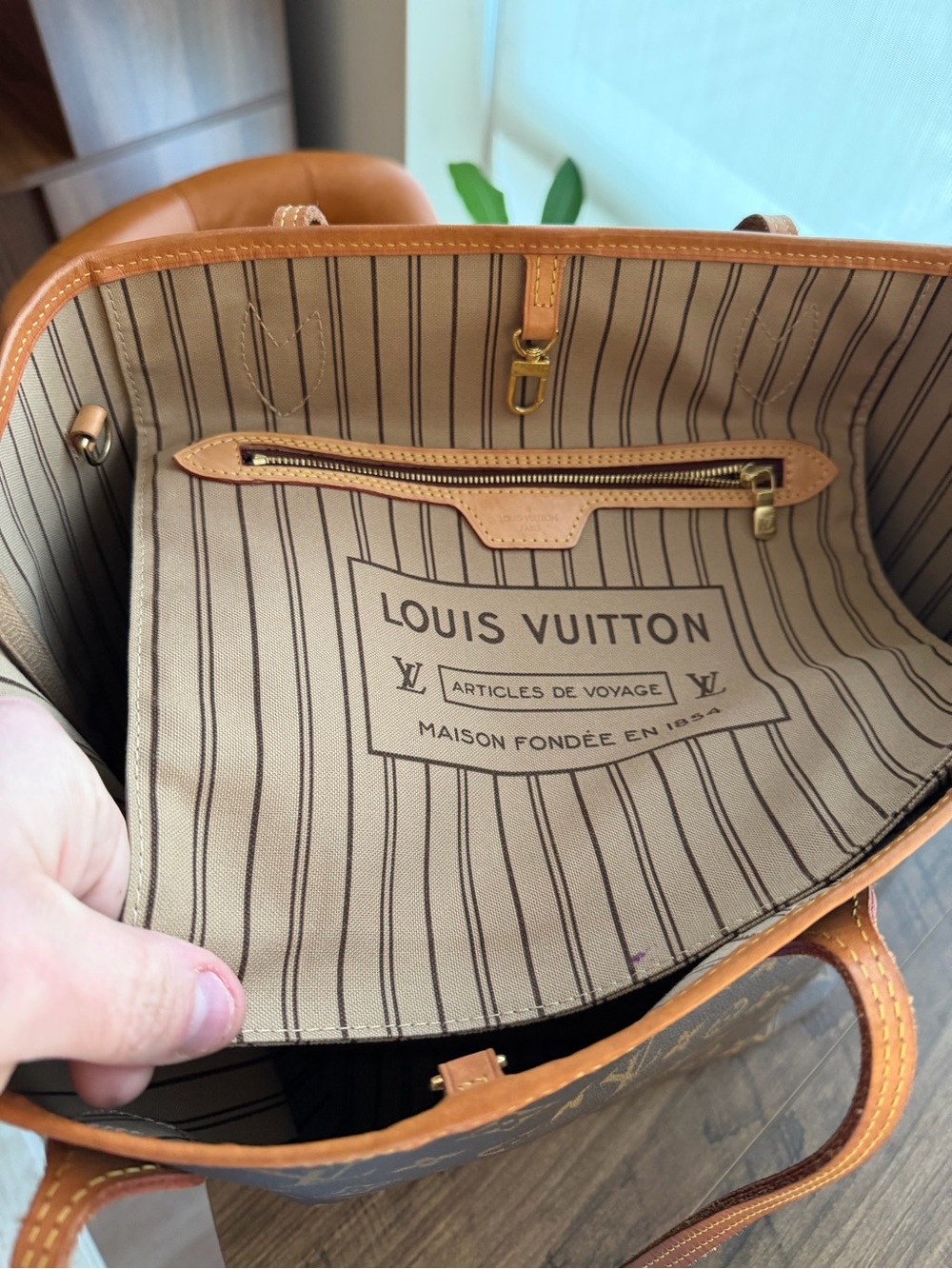 Louis Vuitton Monogram Neverfull Tote in classic monogram - Picture 7 of 8